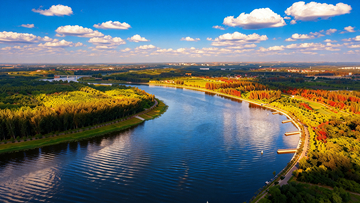 河湾染彩林晴空映水展秋光