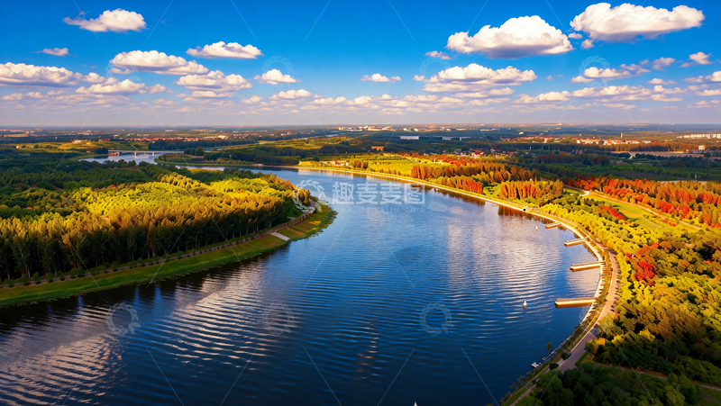 高清大图下载【趣麦麦图】河湾染彩林晴空映水展秋光