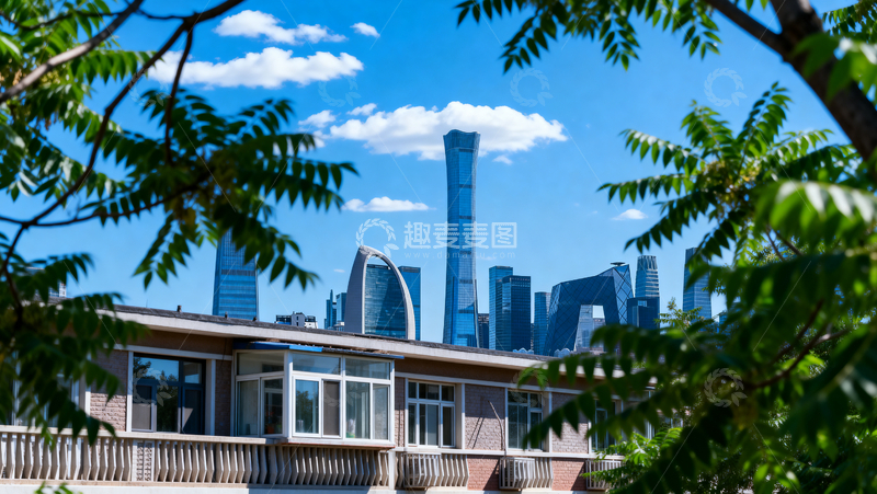 高清大图下载【趣麦麦图】旧居檐头望摩天楼群嵌晴空