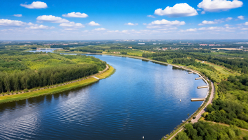 河湾环翠林晴空映碧水展郊野