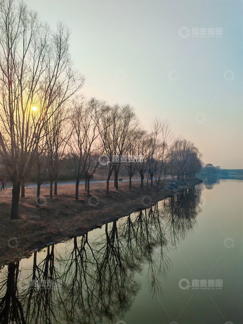 高清大图下载【趣麦麦图】冬日湖畔晨曦景象