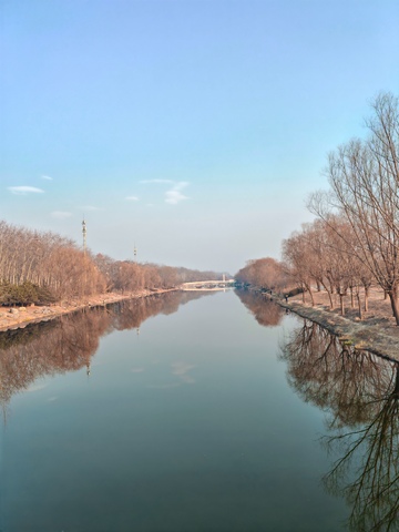 河畔风光秋日静谧