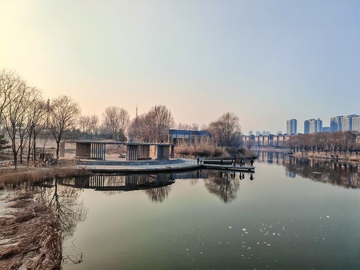 城市湖畔静谧风光