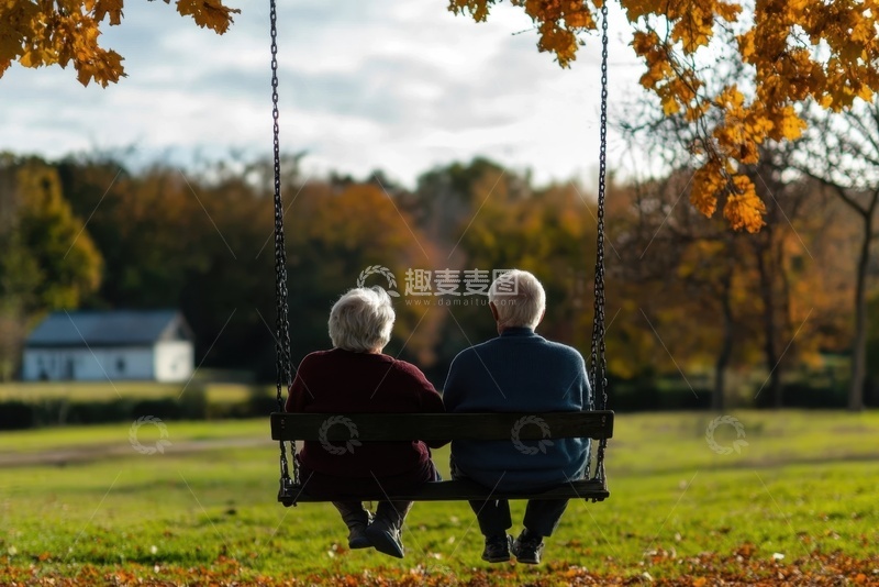 高清大图下载【趣麦麦图】秋季公园里坐在秋千上的老年夫妇