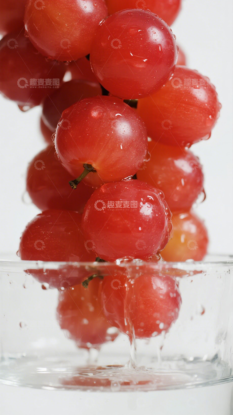 高清大图下载【趣麦麦图】鲜艳红葡萄水滴摄影图