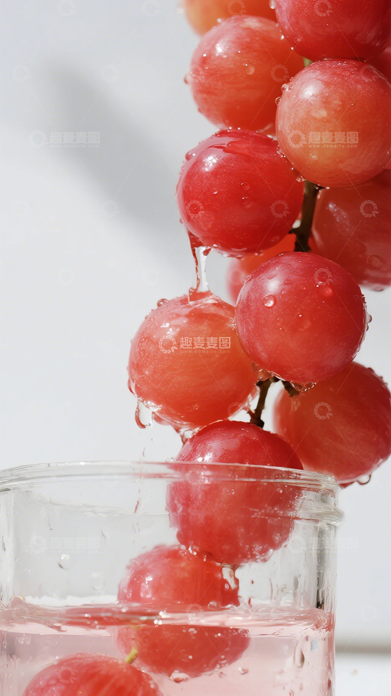 高清大图下载【趣麦麦图】清新红葡萄水滴玻璃杯摄影