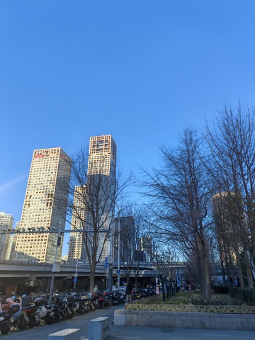 都市高楼蓝天街景