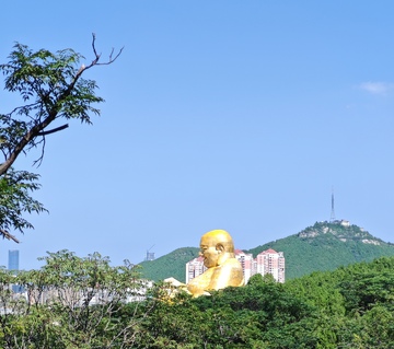 城市山丘巨型金像景观