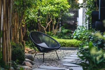 花园里放置的一个黑色躺椅