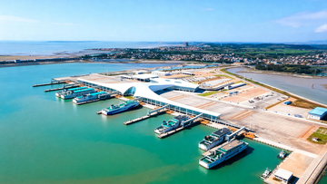 码头白建筑旁停满渡轮衬碧海