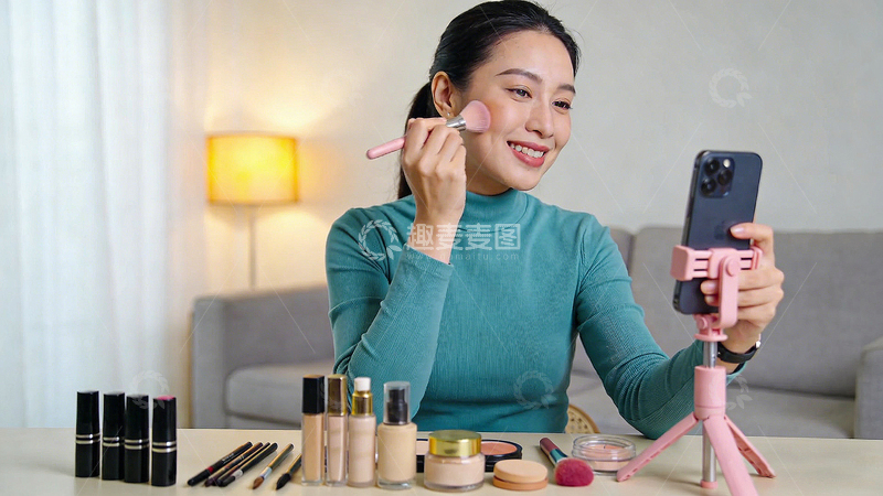 高清大图下载【趣麦麦图】美妆博主自拍直播场景