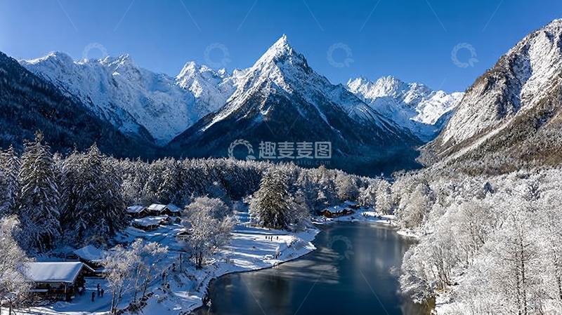 高清大图下载【趣麦麦图】银装群峰衬雪林旁卧碧水