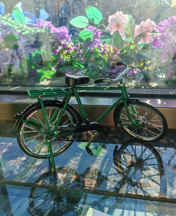 复古自行车模型与花卉背景