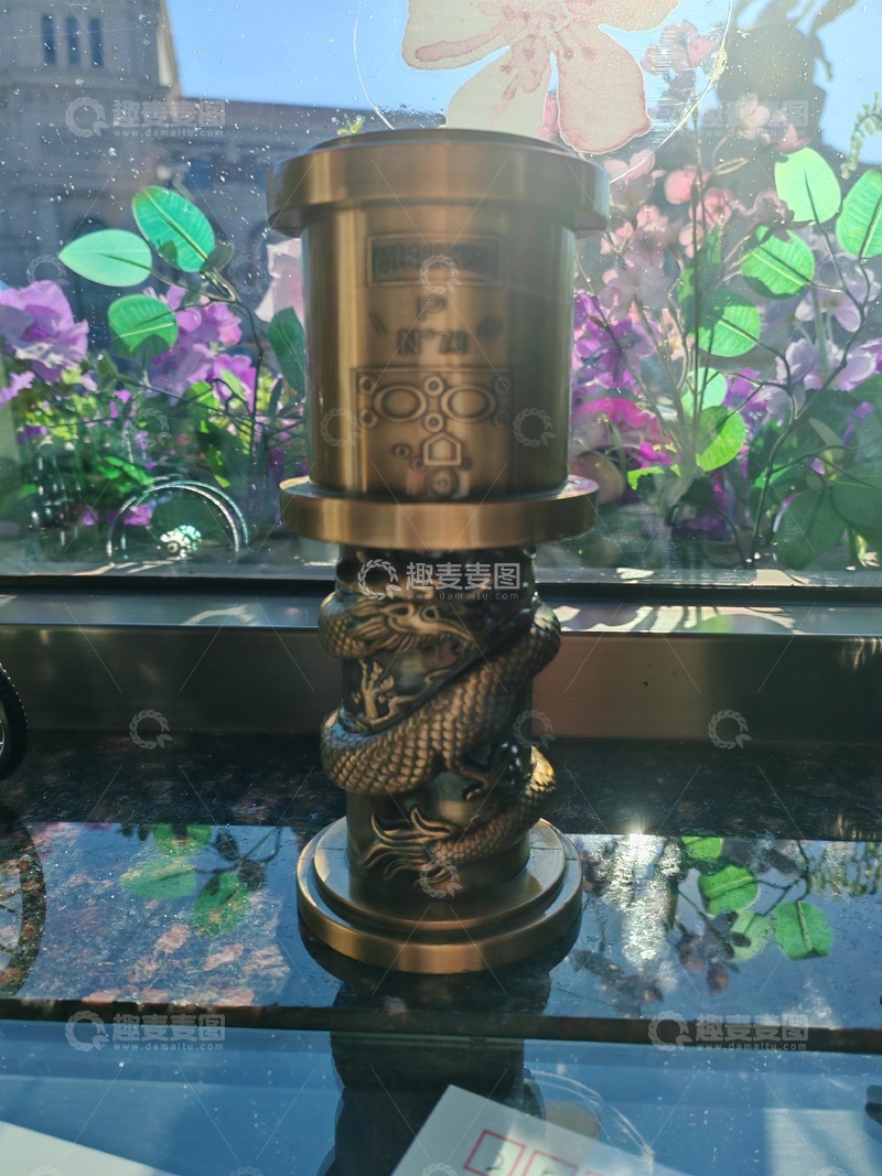 高清大图下载【趣麦麦图】金属香炉窗外花卉装饰