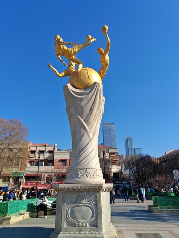 城市广场金色运动雕塑