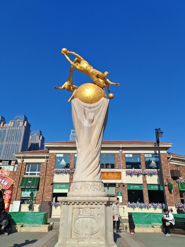 城市广场金色运动雕塑