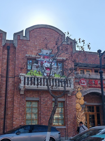 红砖建筑涂鸦街景