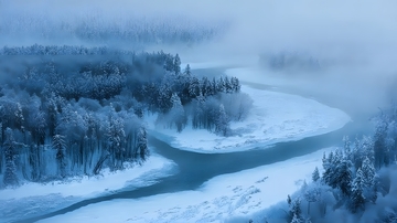 雾漫雪林寒溪嵌冰原