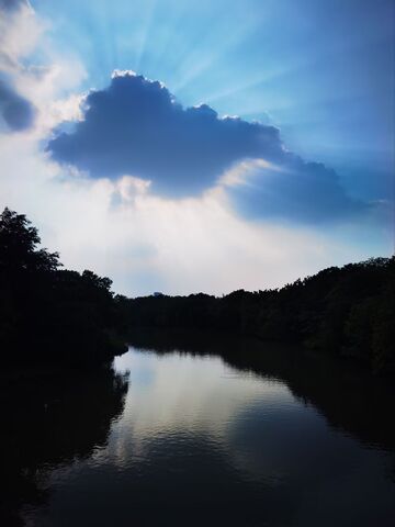 静谧河流云彩天空
