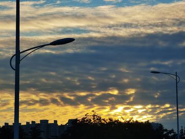 城市黄昏路灯剪影