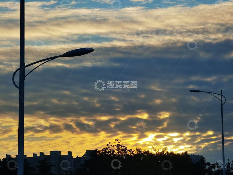高清大图下载【趣麦麦图】城市黄昏路灯剪影