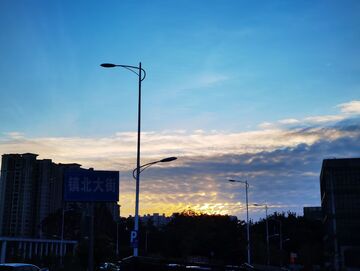 城市黄昏街景剪影