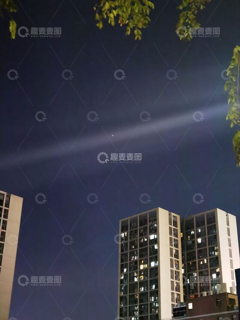 高清大图下载【趣麦麦图】夜幕高楼光轨
