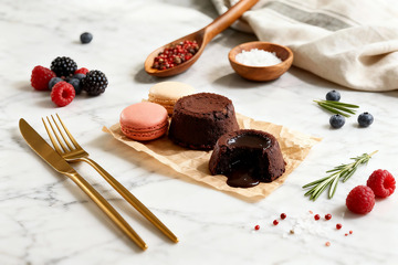 美食摄影巧克力熔岩蛋糕搭配甜点