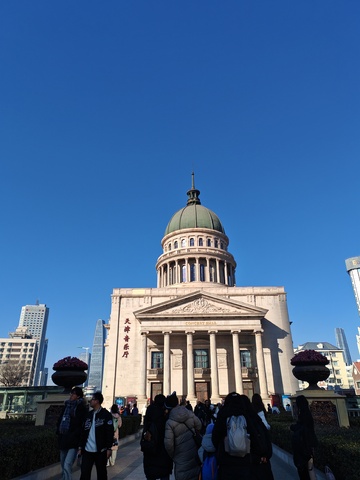 古典建筑游客聚集晴空万里