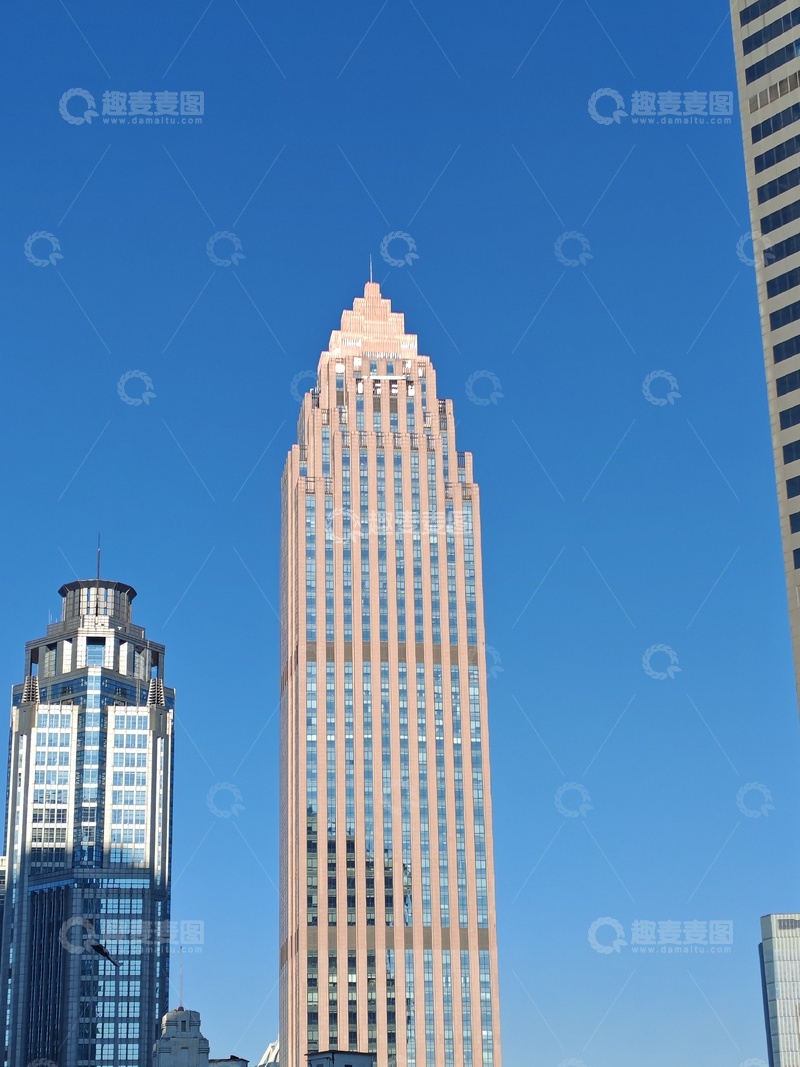 高清大图下载【趣麦麦图】城市高楼蓝天映衬