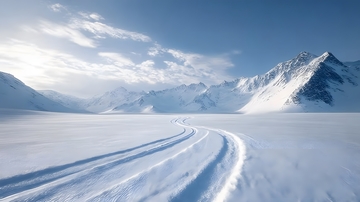 雪山风光雪地轨迹摄影图片