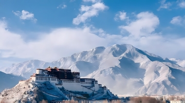 雪山巍峨古寺立