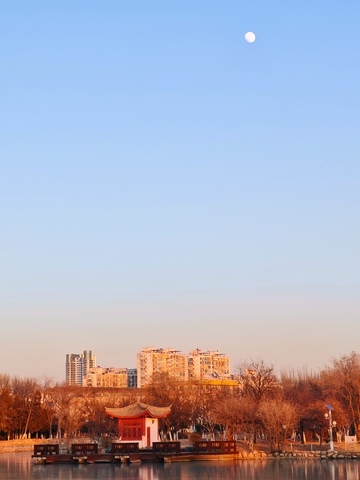 城市湖畔黄昏美景