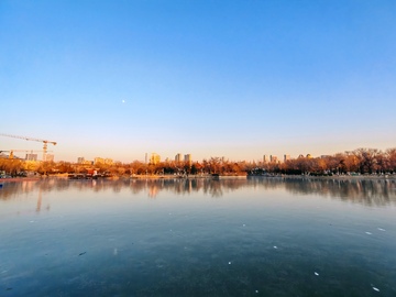 冬日湖景城市倒影