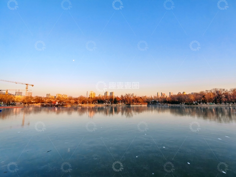高清大图下载【趣麦麦图】冬日湖景城市倒影