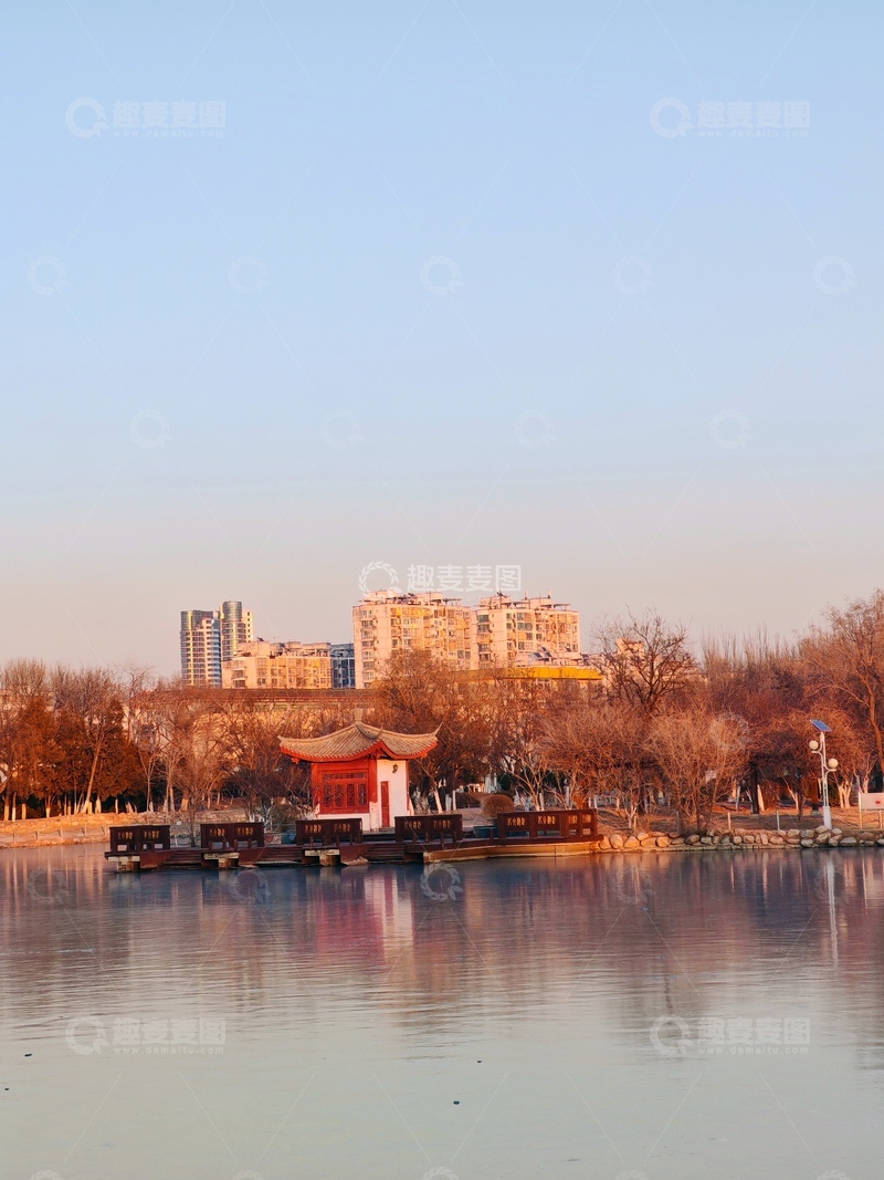 高清大图下载【趣麦麦图】-湖畔建筑风光