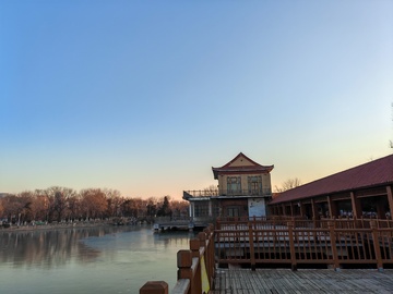 冬日湖畔建筑风光摄影