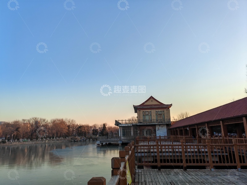 高清大图下载【趣麦麦图】-冬日湖畔建筑风光摄影