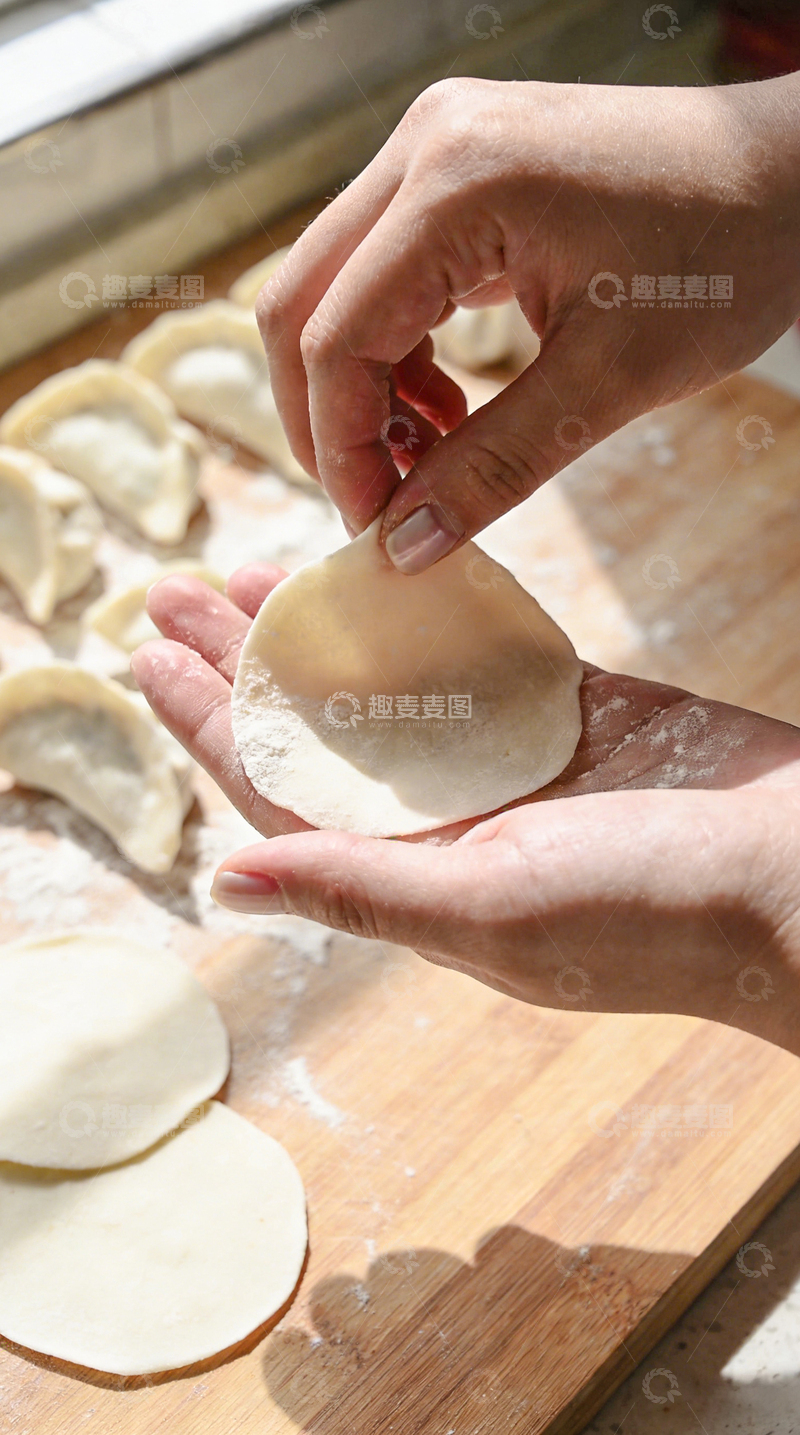 高清大图下载【趣麦麦图】自己手动包饺子