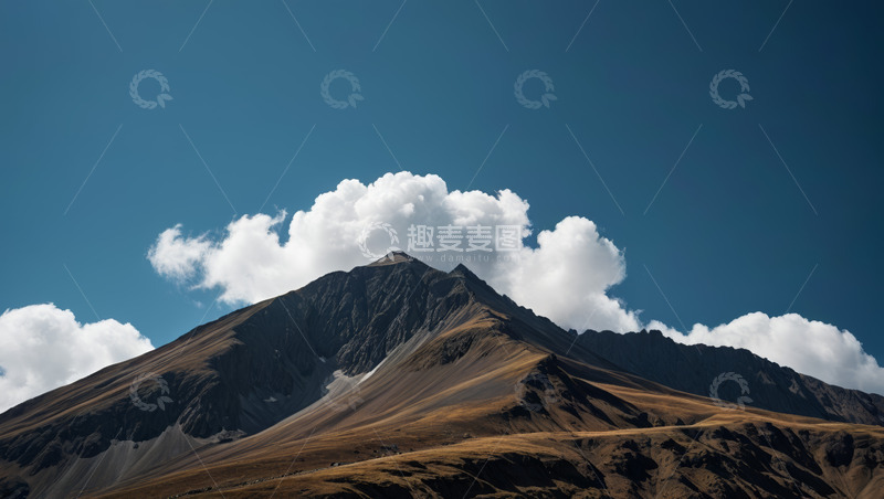 高清大图下载【趣麦麦图】蓝天白云下的壮丽山景