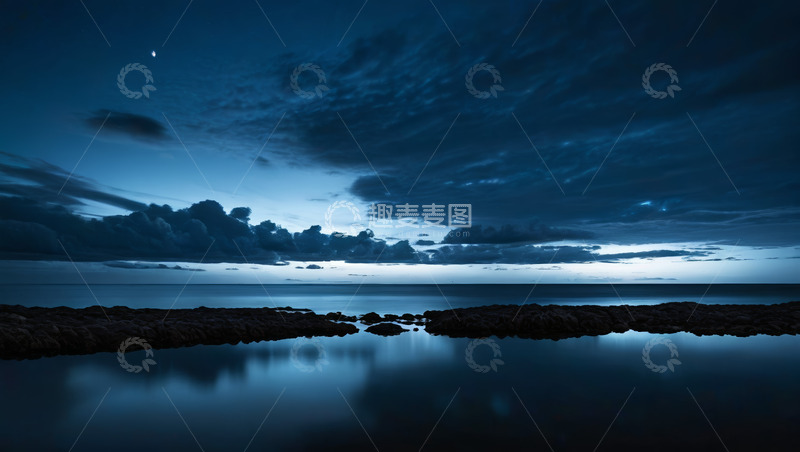 高清大图下载【趣麦麦图】夜晚海边平静海面与天空景象