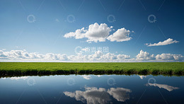 蓝天白云下的草原与湖面景观