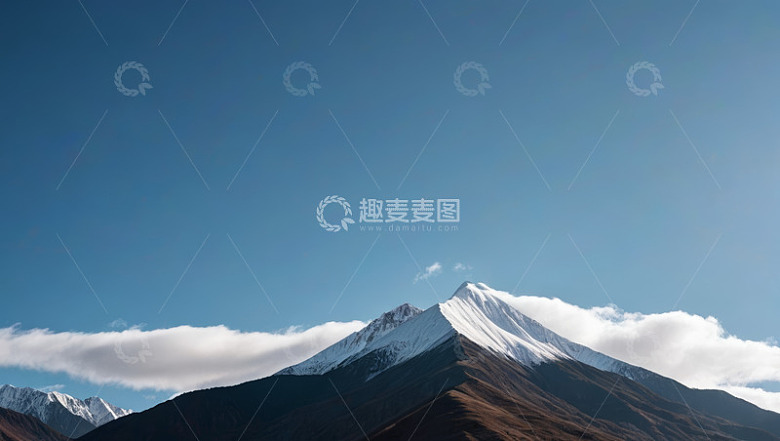 蓝天白云下的雪山风景