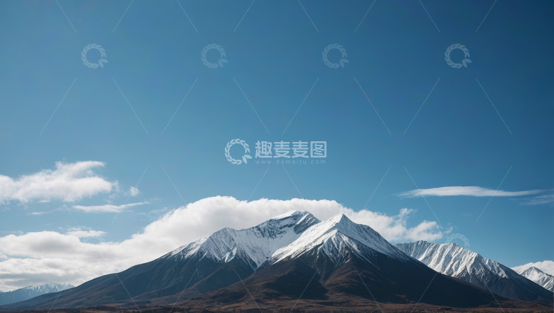 高清大图下载【趣麦麦图】蓝天白云下的雪山风景