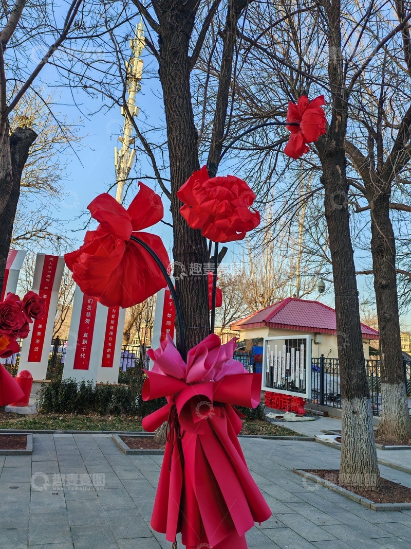 高清大图下载【趣麦麦图】节庆红蝴蝶结树装饰