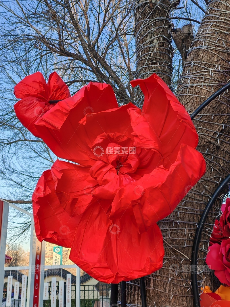 高清大图下载【趣麦麦图】红色纸花装饰户外景观