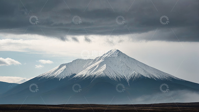 雪覆山峰自然景观