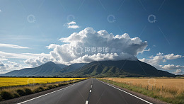 公路旁田野与远山风景
