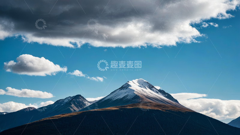 高清大图下载【趣麦麦图】蓝天白云下的雪山自然风光