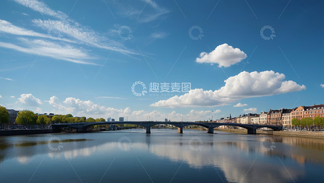 河畔桥梁与城市建筑景观
